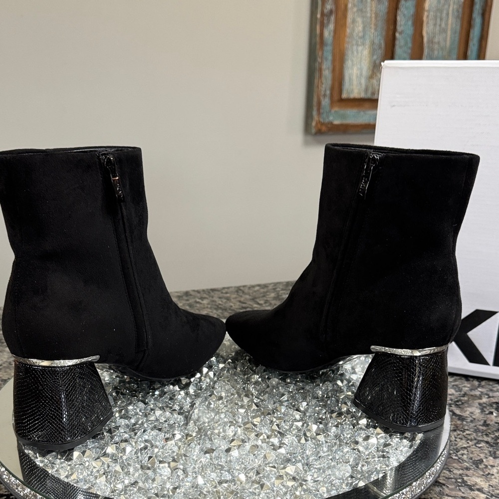 DKNY Black Ankle Booties with Textured Block Heel NEW 9.5 - Picture 13 of 17